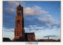 601977 Gezicht op de Domtoren en Domkerk (Domplein) te Utrecht.